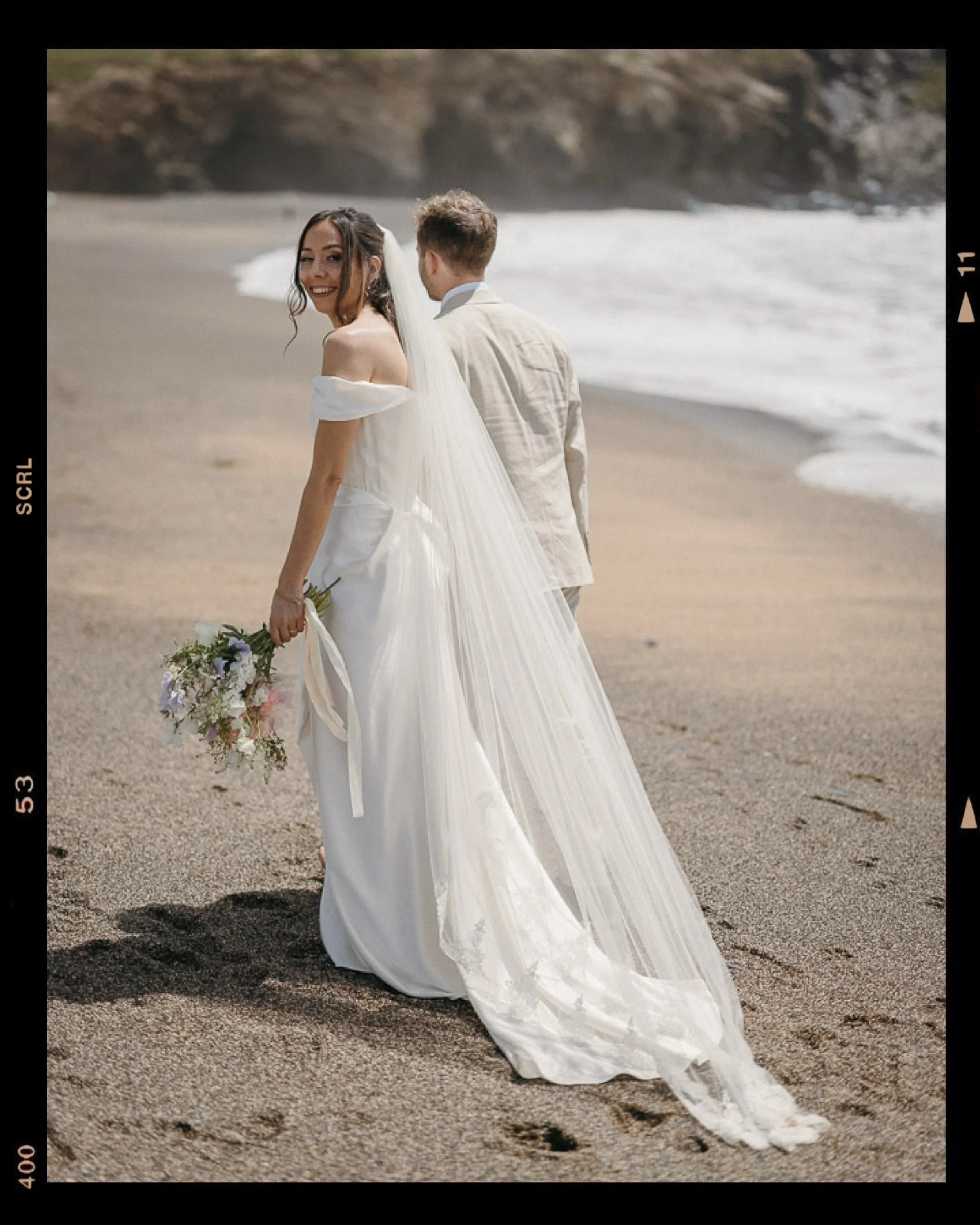 WHAT. A. DAY! H/R between @nancarrowfarmwedding and the beautiful Gunwalloe on a day that for some was shrouded in mist, but for us, the sun shone gloriously. So much more to share from this day.

#cornwallweddingphotographer #documentaryweddingphoto