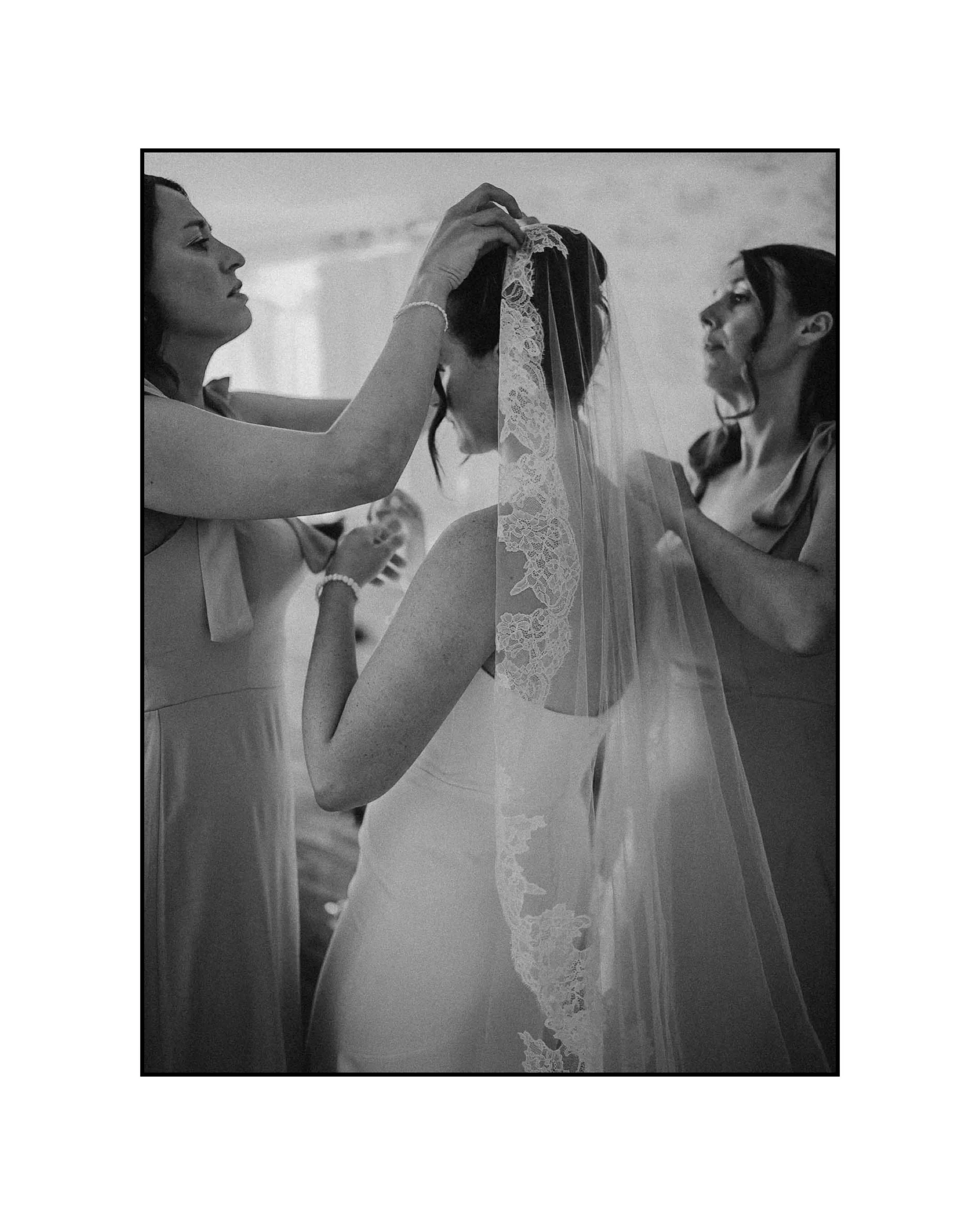Getting ready with your sisters on your wedding morning! J/M @tredudwellmanor_wedding_venue