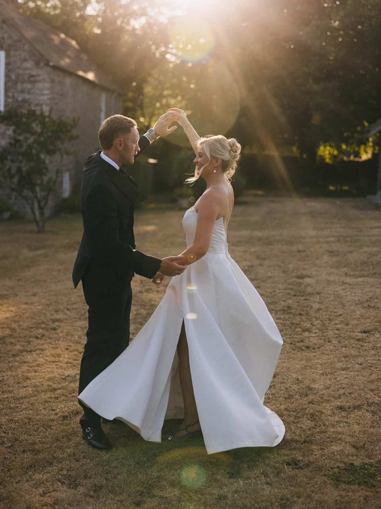 A little pre first dance warm up in the gardens at @launcells_barton for C/H last Saturday.

#cornwallweddingphotographer #documentaryweddingphotographer