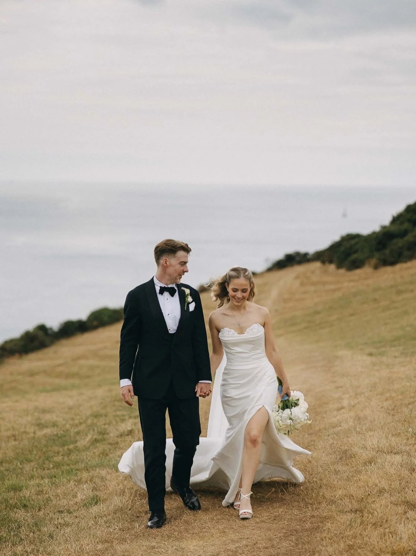 Can&rsquo;t beat a quick trip to see the sea on your wedding day! 

#cornwallweddingphotographer #documentaryweddingphotographer