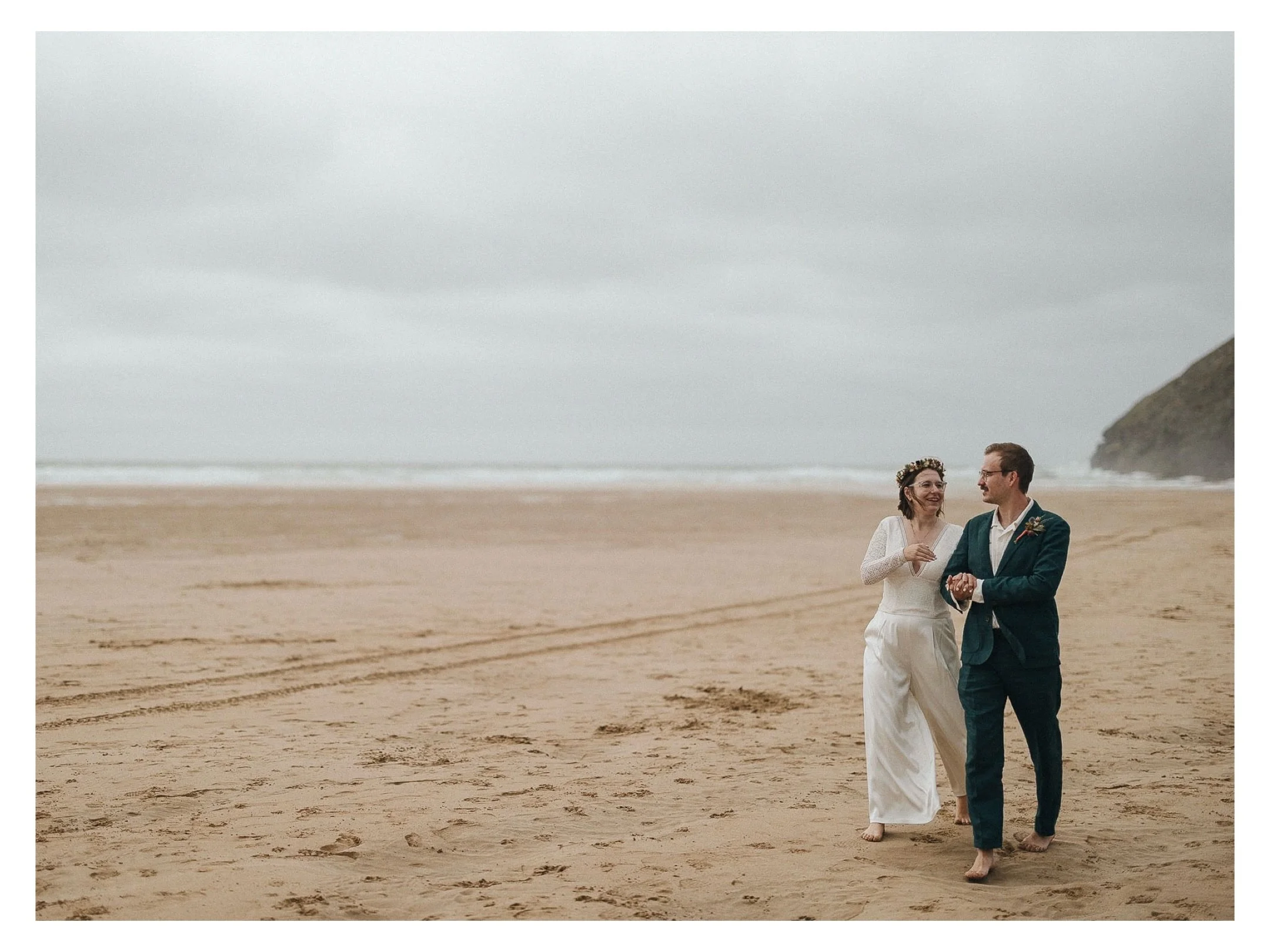 We finished the day with a little stroll on the beach near the @scarlethotel 

#cornwallweddingphotographer #documentaryweddingphotography