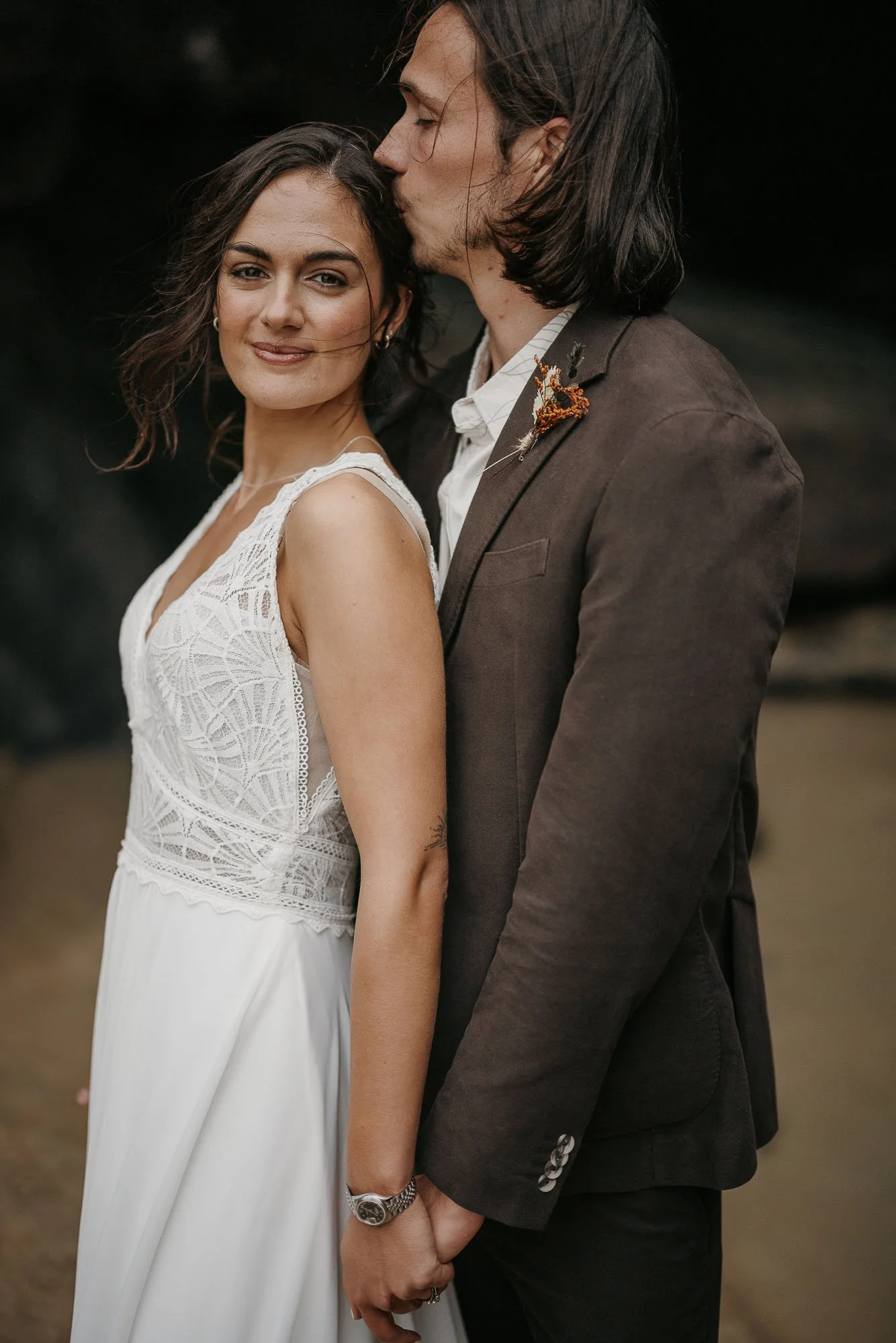 boho wedding couple kiss on Lusty Glaze Beach