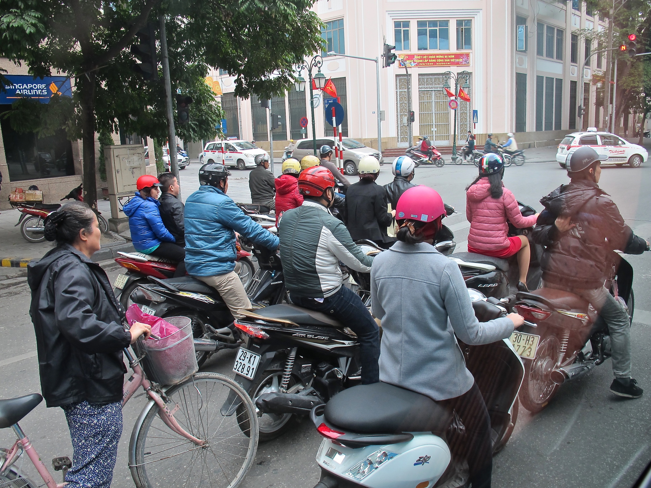How do I…cross the road in Hanoi? - six-two by Contiki