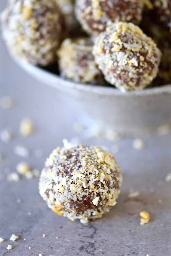 Cacao Coconut Cashew Balls {Paleo, Vegan}