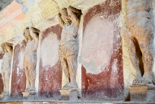 Pompeii Italy statues.jpg