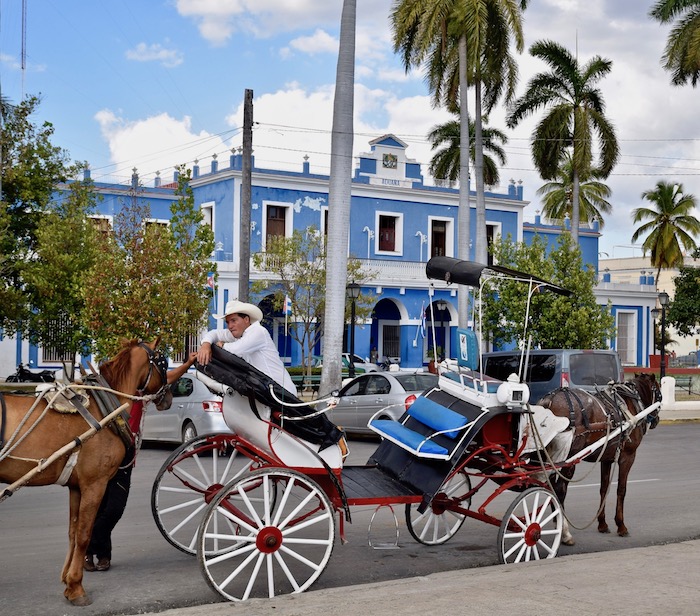 Cienfuegos Cuba horse buggy.jpg