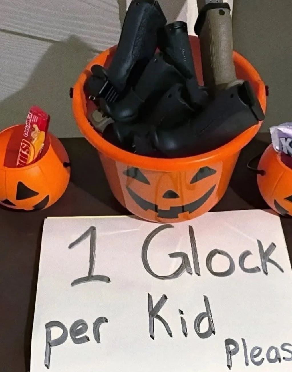 Don’t worry, I’m only giving out GenV’s, I’m not irresponsible giving kids switch capable glocks #xdman #Halloween #trickortreat #2a#pewpew #glock #guns #merica