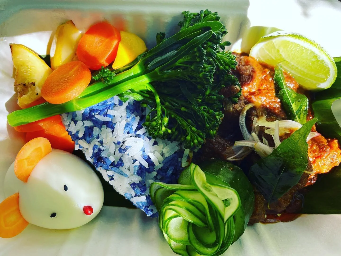 So nice to have Nicola from @happyhumpday_nasilemak drop off a surprise lunch special for me&hellip; pork rendang with coconut and pea flower rice #lemak #lunchbreak #pilatesstudio #neighbours