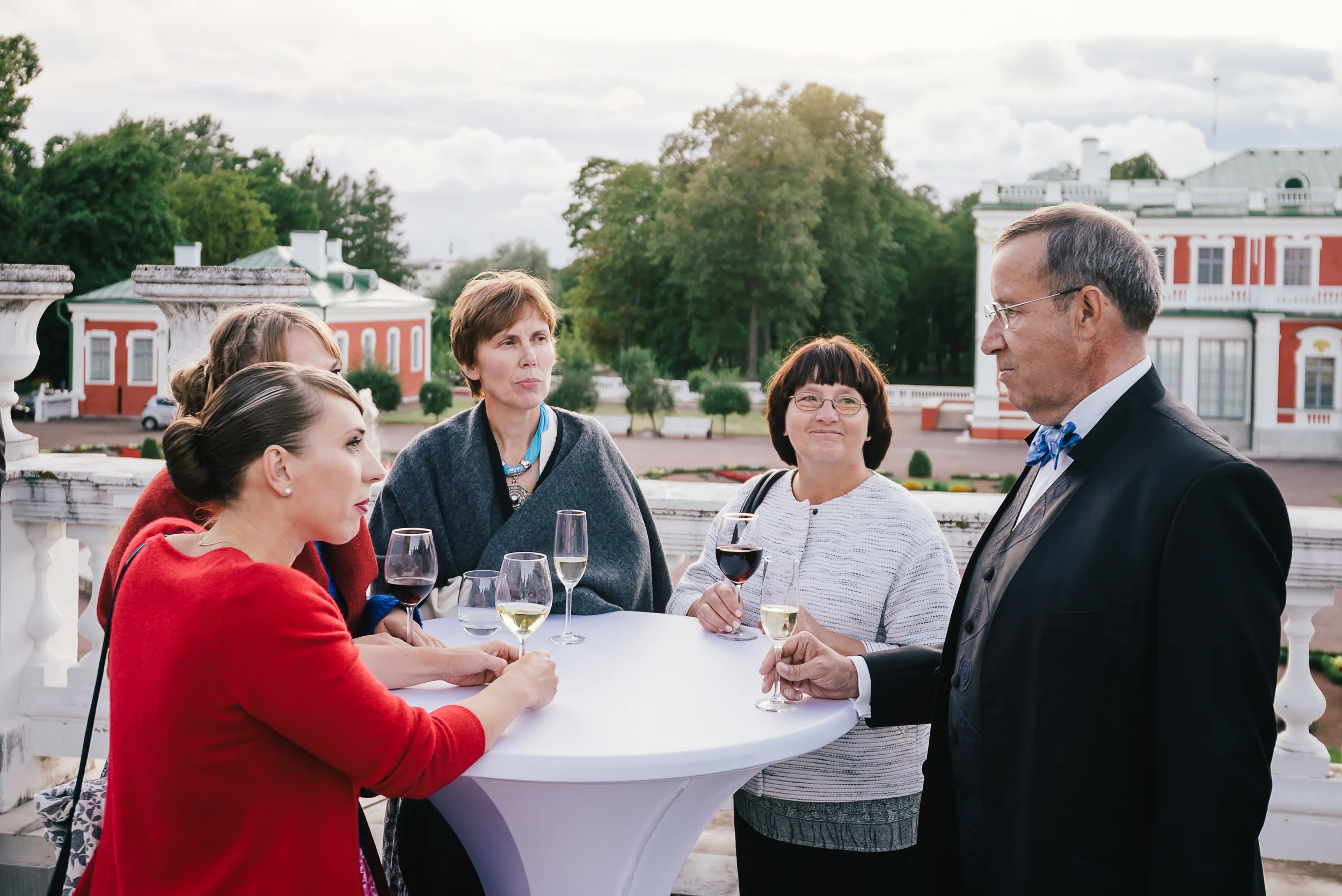 A chat with Estonian president Toomas Hendrik Ilves, Estonian singer-songwriter Mari Kalkun, Estonian zither player Tuule Kann and Sirje Voitka. We talked about mr. Ilves fiddle playing daughter and got to know that he is not fiddling together with …