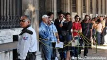 Cubanos ante la embajada de España (archivo, 2011).