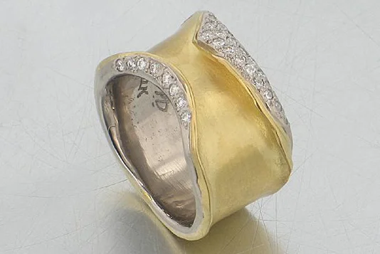 Style # 22010399: Wide Fold-Over Cigar Ring w/ Pave-Set Diamonds