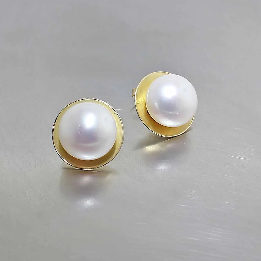 Style #24710085: FRESHWATER BUTTON PEARL EARRING IN 18KY