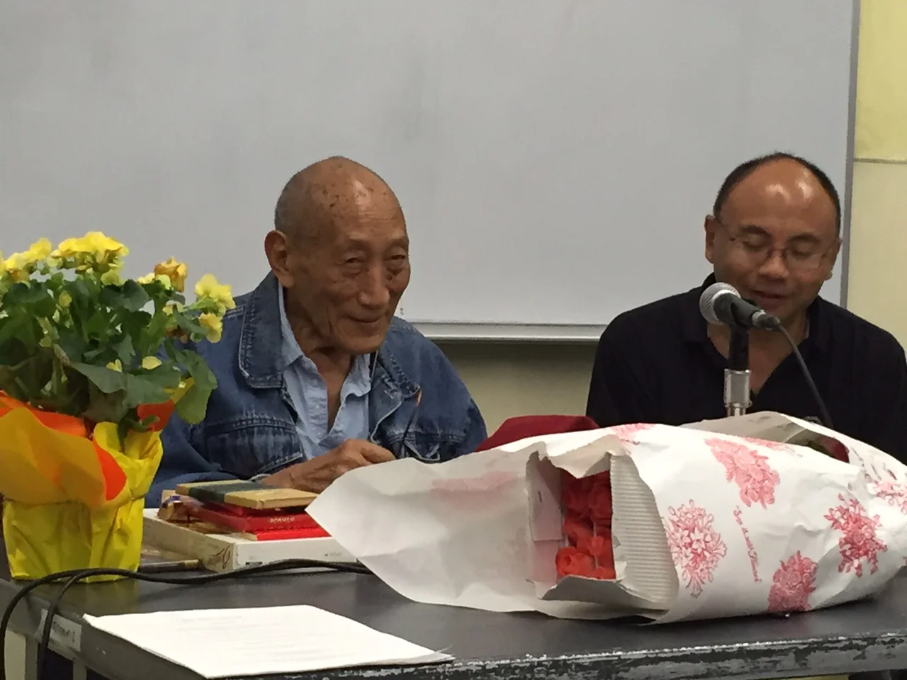 Khyongla Rato Rinpoche (left) teaching at the Tibet Center on August 24, 2015, with Tenzin Gelek translating. 