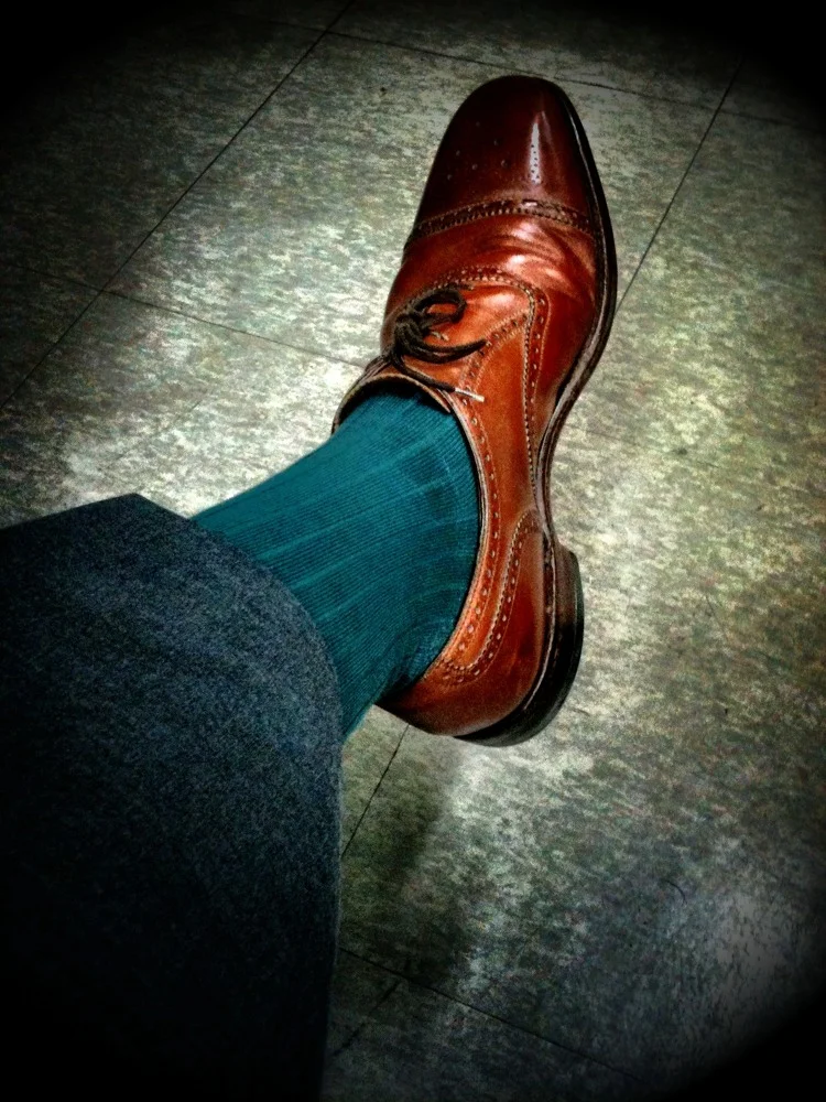 Today's socks are a bluey green. Worn with a medium grey suit an brown shoes. Of course the belt is also brown.