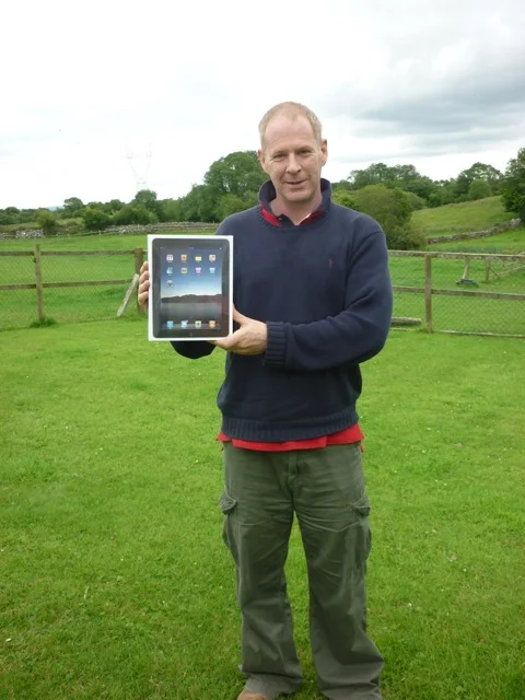 No queues, all versions in stock - so have managed to purchase a 32GB WIFI iPad in Ireland ^^ Fantastic!!! Will be able to play with this on the plane back to Korea tomorrow :-)