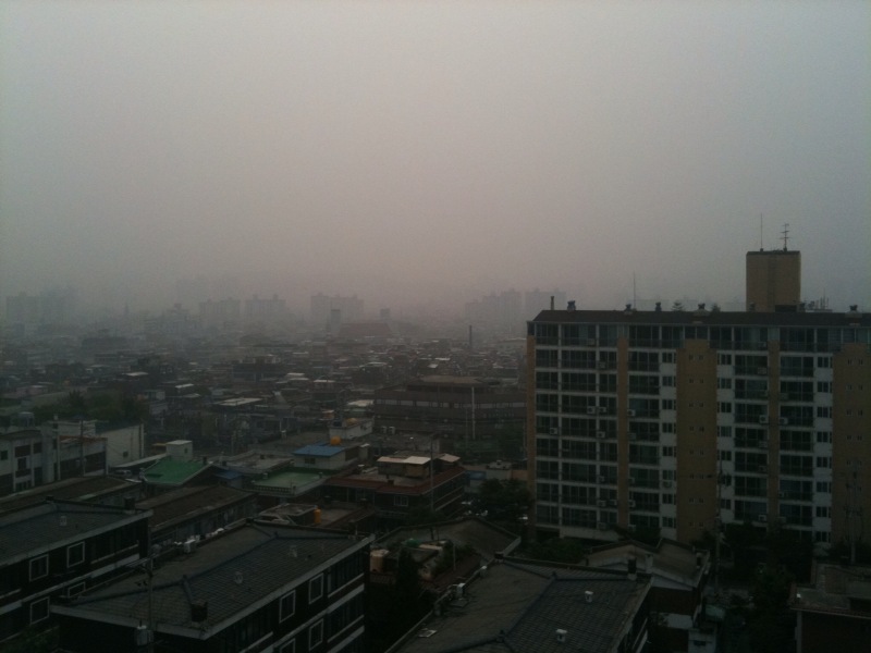 The pollution in Seoul today is incredible. It is dangerously high. Carl Pullein www.presentinenglish.com Sent from my iPhone