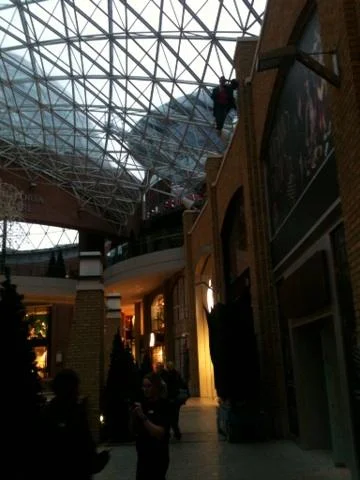 Mentalist David Meade is Levitating 20ft High at Victoria Square- Right Now