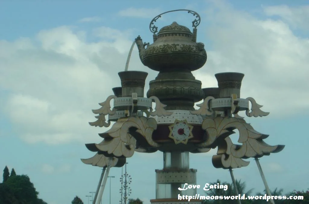Giant Teapots of the World
