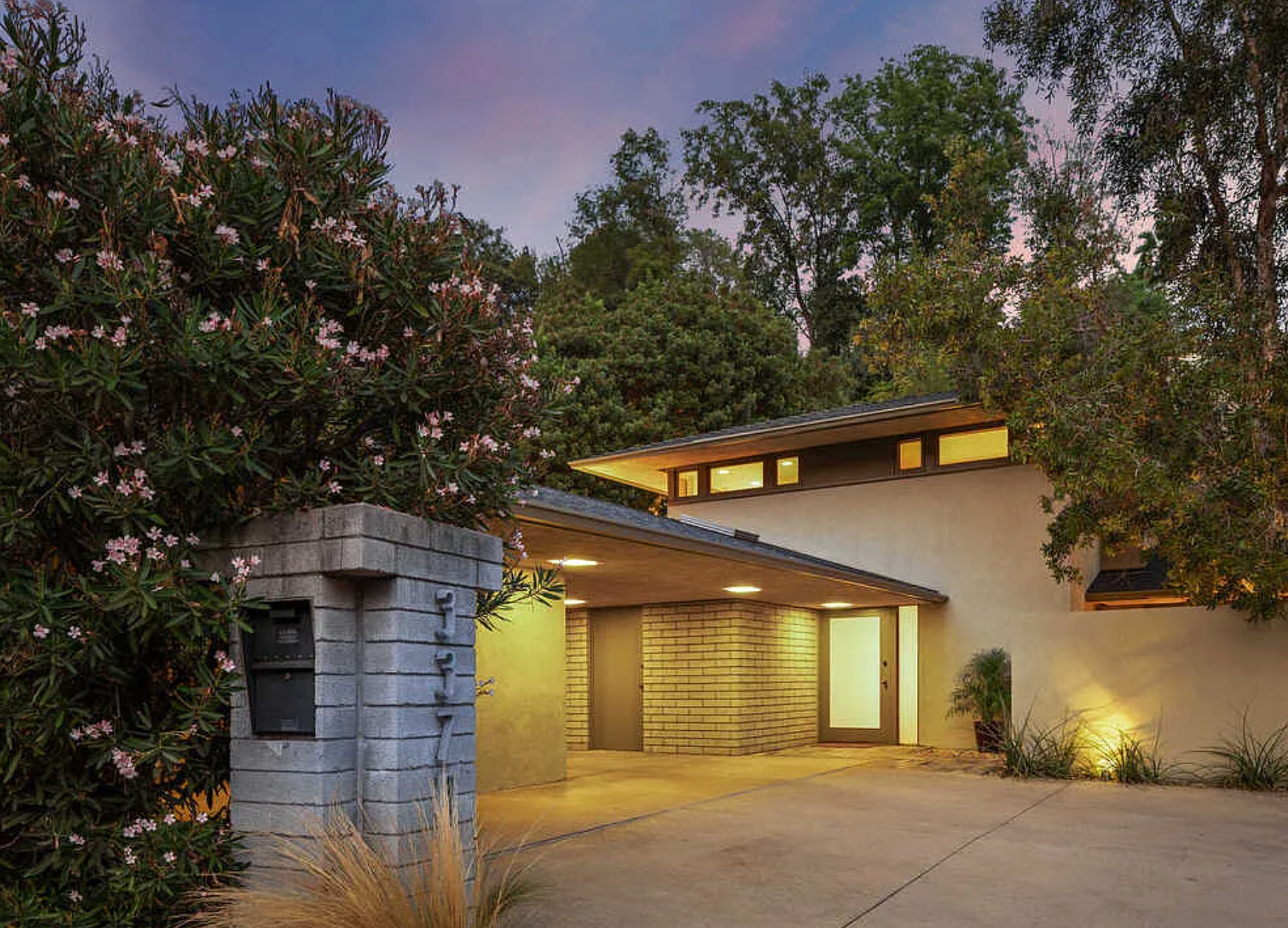 Wide cantilevered overhangs at the James De Long Hackett House Studio City California