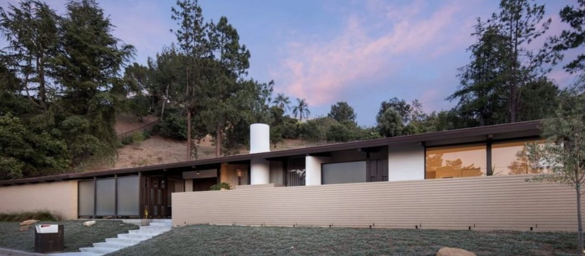 A Richard Dorman post-and-beam house in the Sherman Oaks Estates, tucked into the hillside north of Mulholland Drive in Los Angeles.