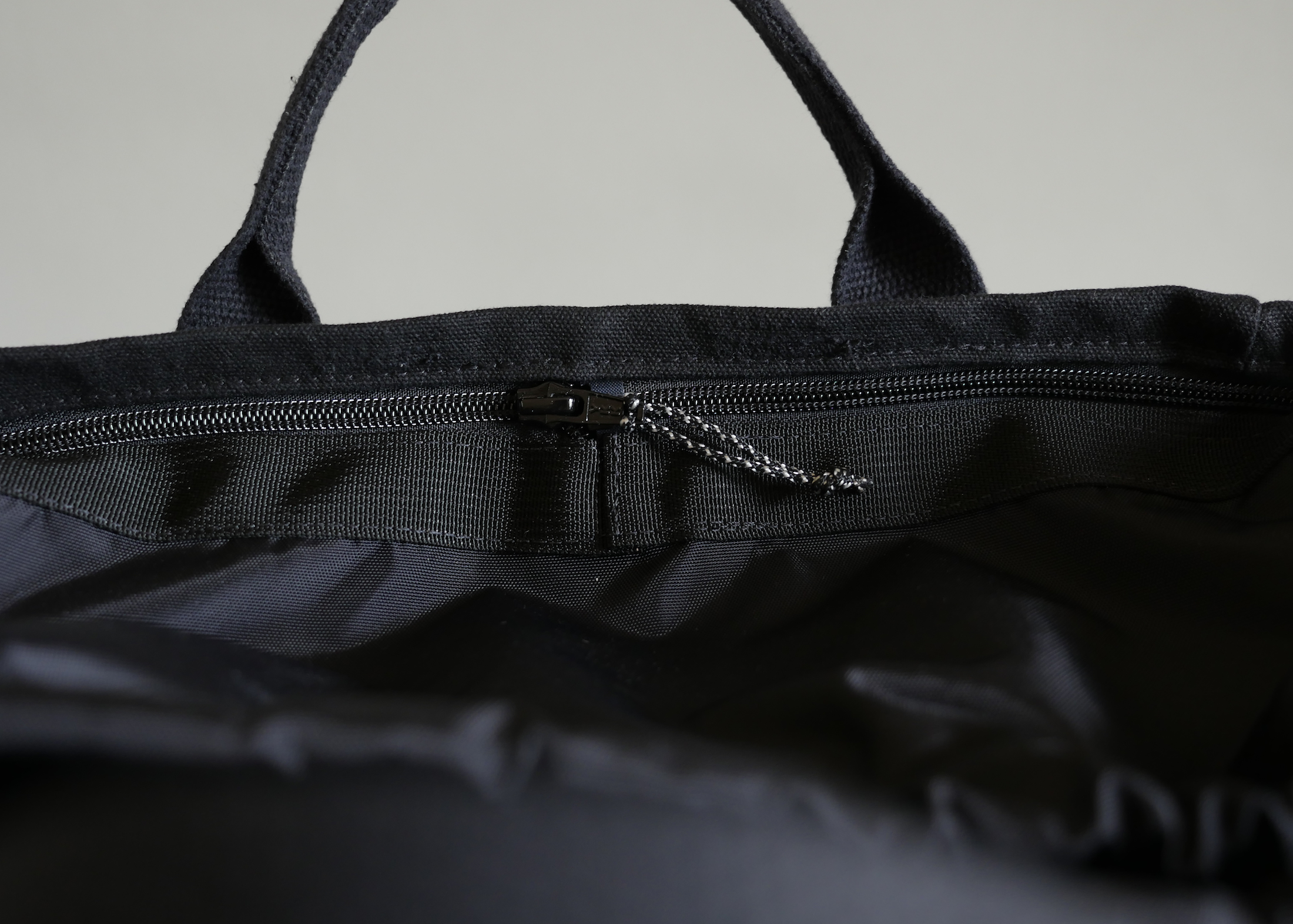 Smooth and strong coil zipper was the best choice for the removable liner. You'll be pleasantly surprised how easy removing and reinstalling the liner really is. 