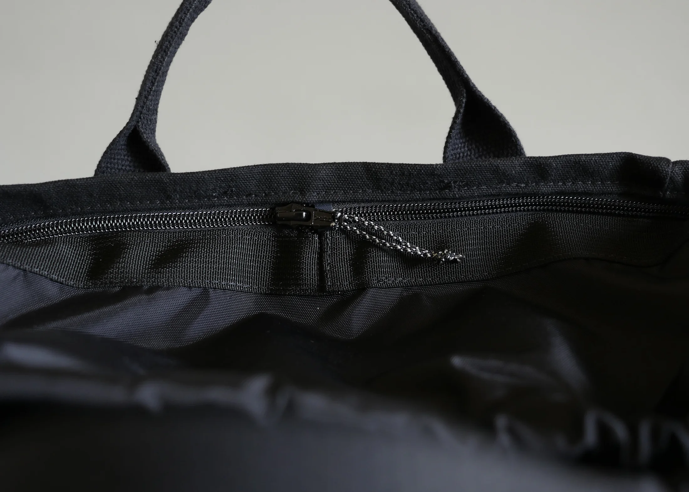 Smooth and strong coil zipper was the best choice for the removable liner. You'll be pleasantly surprised how easy removing and reinstalling the liner really is. 