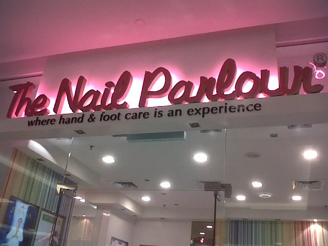 Do I really believe them when this store says that their service is an experience? More and more companies are using their product/service experience to differentiate themselves, and the consumer becomes more and more skeptical. Why should I as a consumer believe this pitch? Everyone is claiming an experience but who really provides one? Three steps to experience pitching succes: 1. Pitch it - sure tell your consumer that you've got a great experience. 2. Interest me - give me some indicators that you can deliver the experience. This can happen naturally; a smiling customer raving about the experience, or make yourself more transparent; Have open windows to show that before the pedicure even starts the customer is brought a cup of tea, a connection between "pedicurist" and "pedicuree" is made, and the customer looks relaxed (this appeals to me, I want to have a relaxing experience). 3. Deliver it - So I have been lured in by your tactics. Give it to me and give it to me good. If you don't give me my experience, I'll never come back (and I'll tell all my friends too, which include facebook friends). Pitch it - Interest me - Deliver it The PID method.