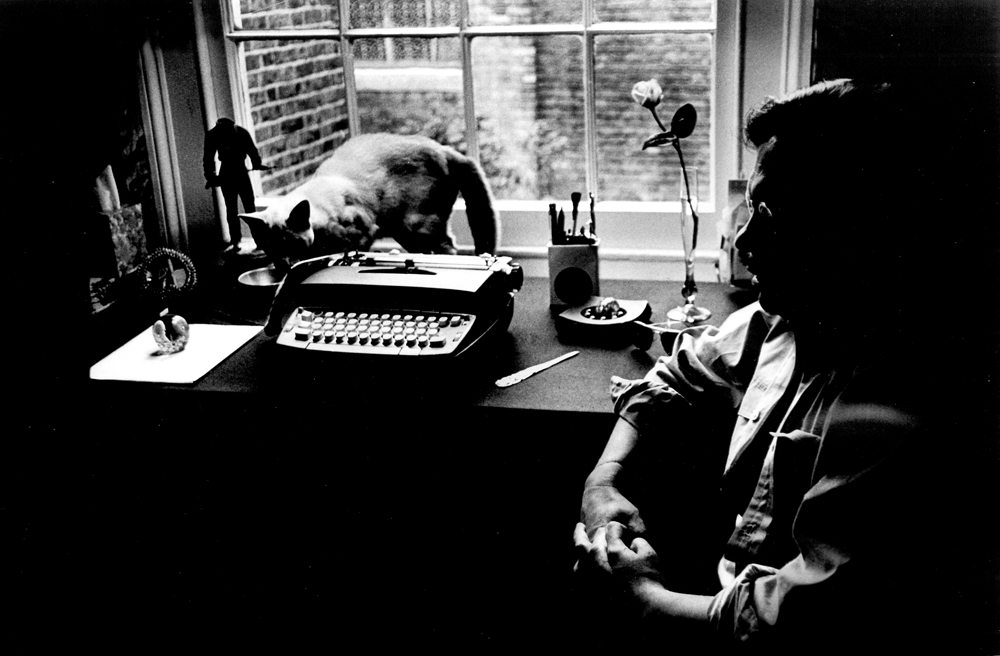 But mostly writers. Like Guillermo Cabrera Infante. Ah, but with Guillermito se complica la cosa . That "English writer who wrote in Spanish", as GCI used to say, had two most ardent readers. One was el Gato. The other was la gatita mística y magnética. " Ese muchacho no sabe en lo que se ha metido ", GCI said from the beyond, which is, of course, right here, putting on his straight face of chino sabelotodo , as el Gato and la gatita mística y magnética discussed the ins and out (and sideways, mostly sideways) of his books. Over the phone, by email, in bed. Because asi son las cosas de la vida , the issues that arise when you submit your case to a tremendous court. Literary things. Love things. Cat things. What matters. Everything else, eso no tiene la menor importancia.