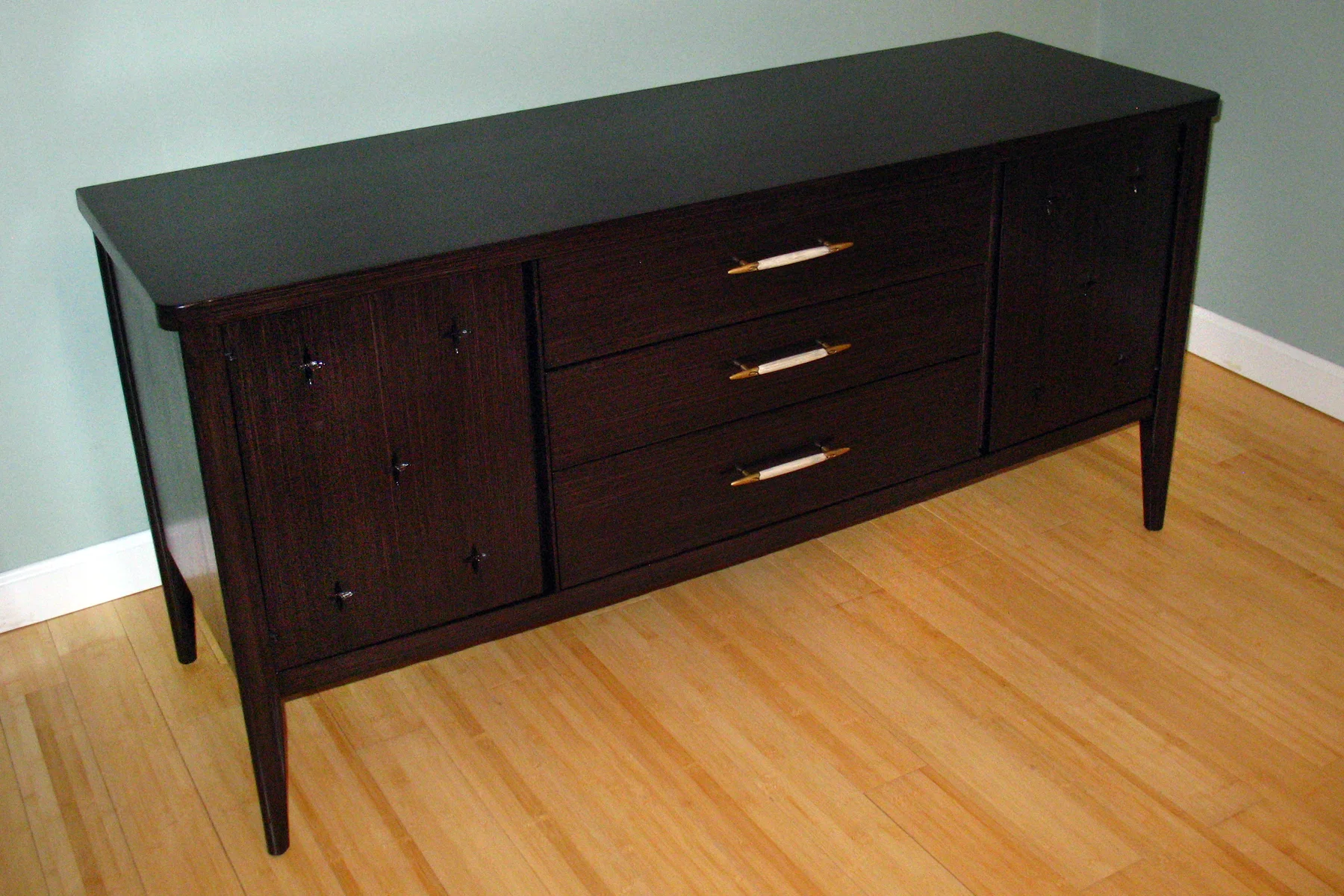 MODERN AND CLEAN ESPRESSO CHOCOLATE FINISH