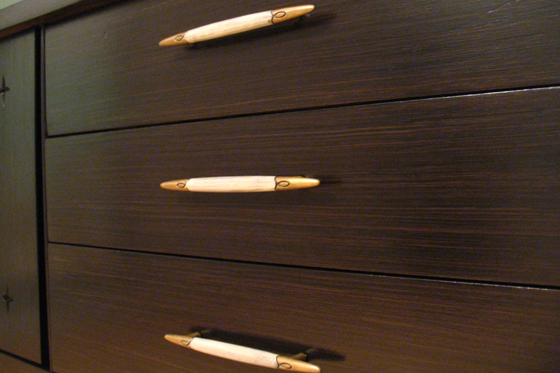 MODERN ESPRESSO STRIE FINISH
