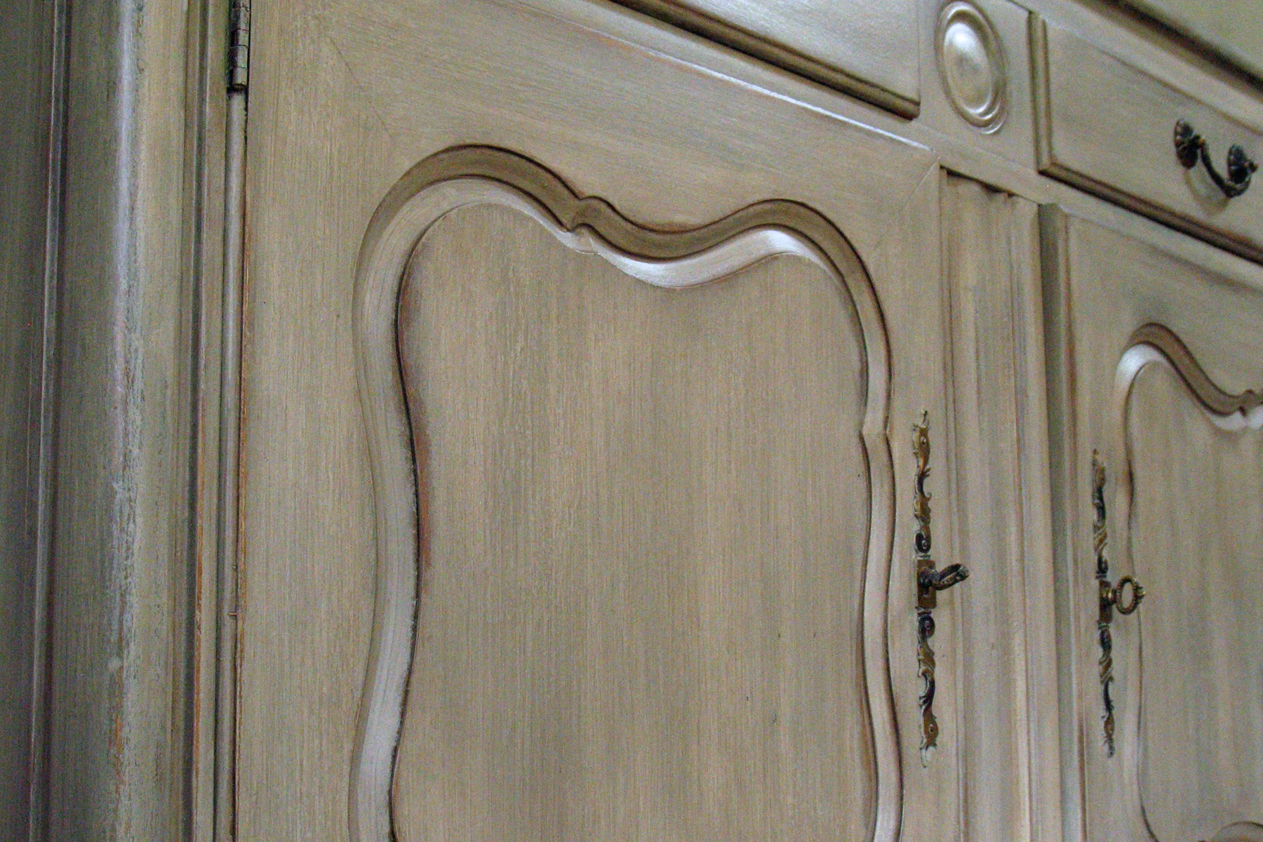 PAINTED ANTIQUED FINISH