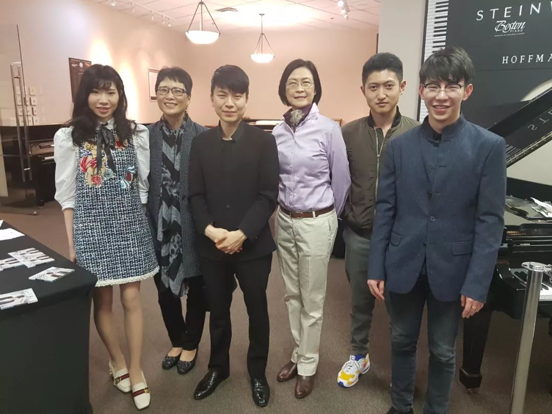 从左至右:Revival Arts策划总监Iris Huang,通利琴行总经理Iris Fan, 施坦威艺术家Jason Bae,通利琴行产品经理Carolyn Jao, 特邀来宾Louis Lu, Revival Arts艺术总监David Xu
