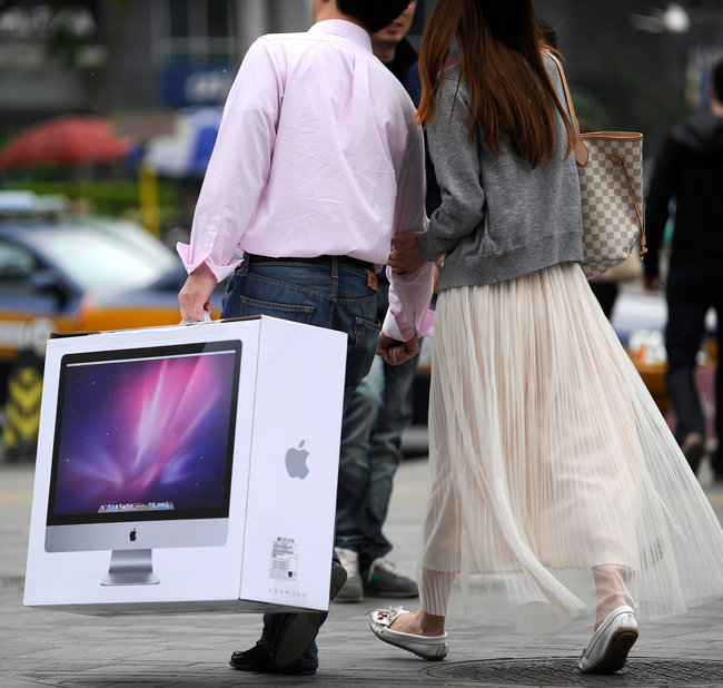 " Could Apple be worth $1 trillion? It’s conceivable. The $347 billion maker of iPhones and iPads became — if only briefly — the most valuable company in the United States when it overtook Exxon Mobil on Tuesday. Yet Apple’s sales have been surging 80 percent a year, and its profit faster. What’s more, it trades roughly in line with the growing stock market — and at less than half the price-to-earnings multiple it fetched in 2006, when revenue growth was much slower.."
NY Times Article
