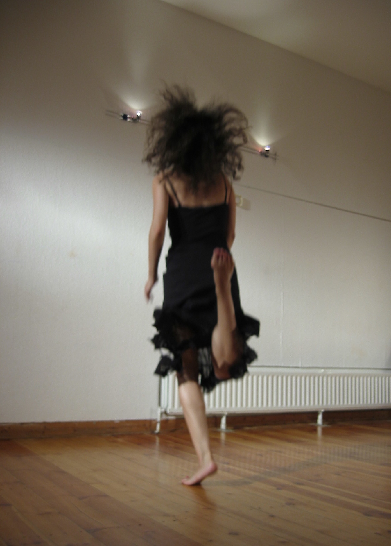 Sonia Rastelli tanzend. Leicht wie eine Feder. Improvisation in Hannover