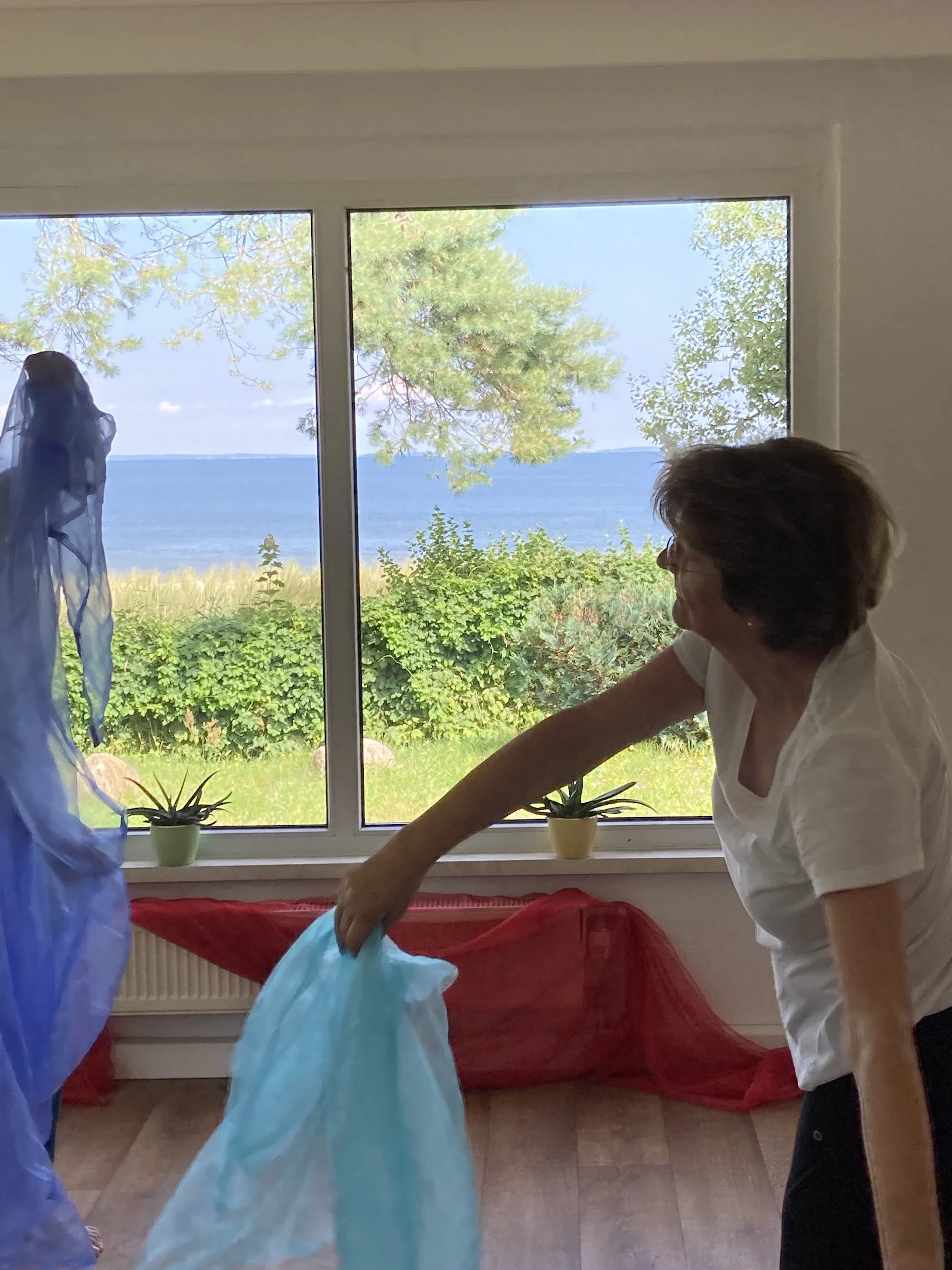 Kreativer Ausdruckstanz mit Blick aufs Meer