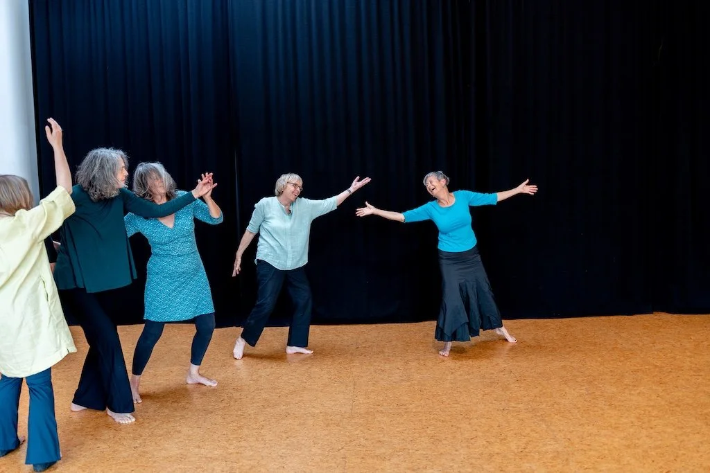 Frauen beim freien Tanzen und Improvisieren in Hannover