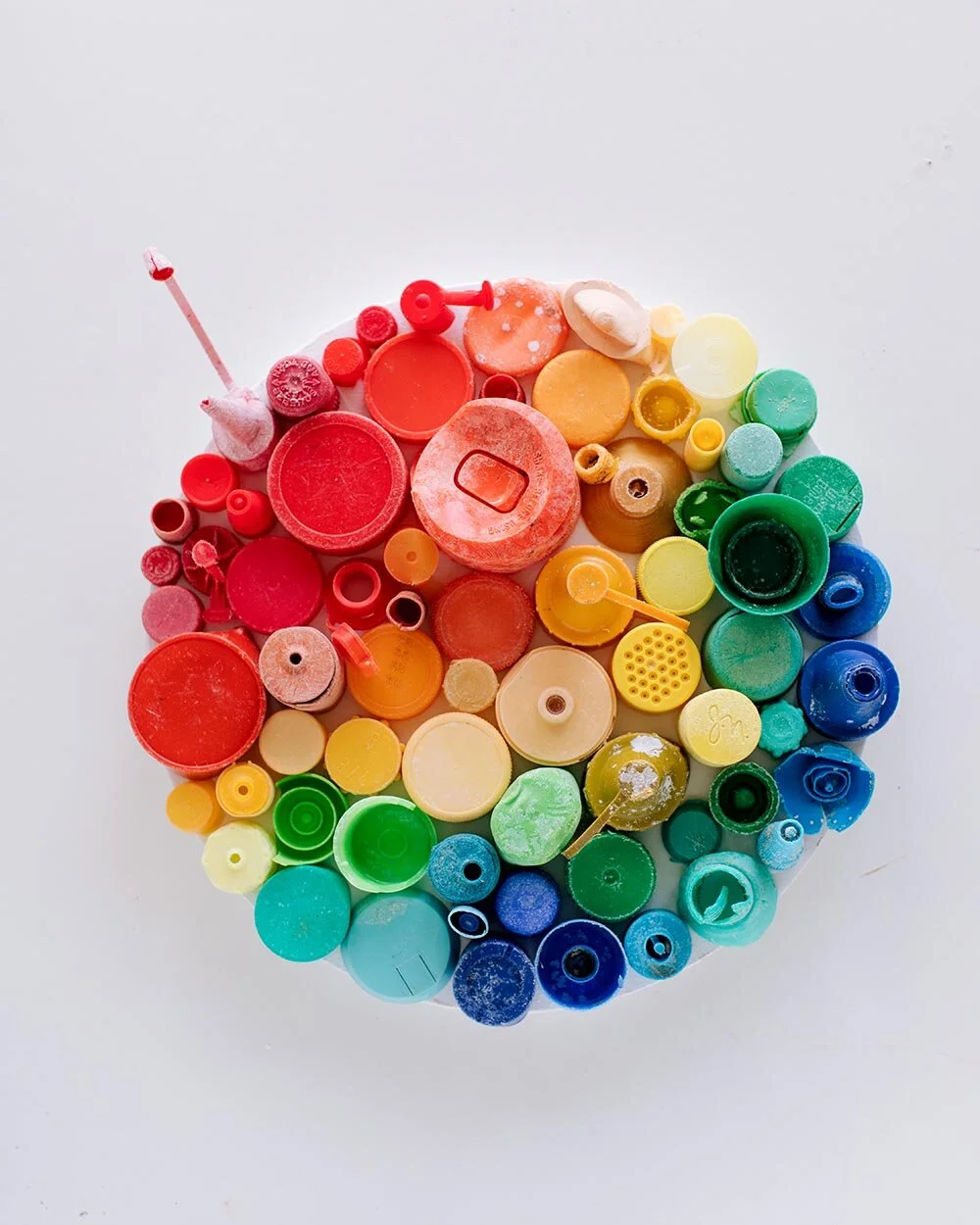 web PLASTIC RAINBOW BOTTLE CAPS-48114.jpg