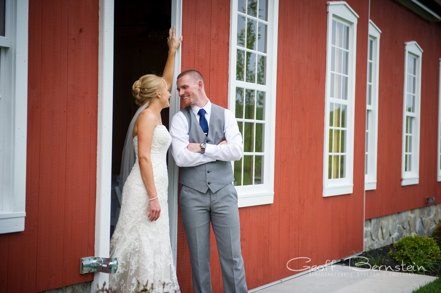 An Elegant Outdoor Wedding at the Pond View Farms by Geoff Bernstein Photography || www.gbmemories.com