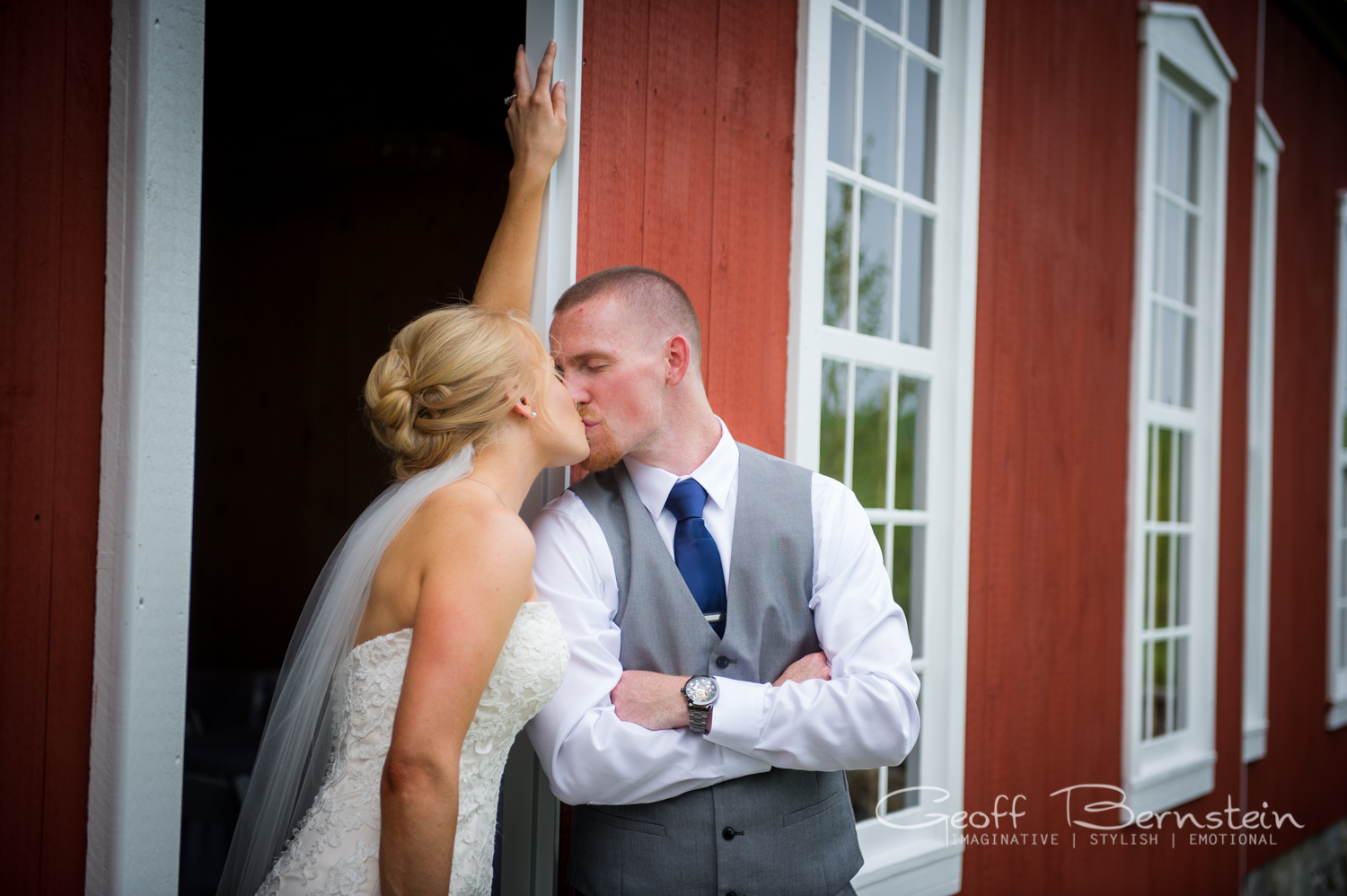 An Elegant Outdoor Wedding at the Pond View Farms by Geoff Bernstein Photography || www.gbmemories.com