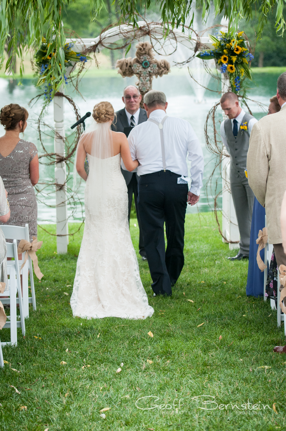 An Elegant Outdoor Wedding at the Pond View Farms by Geoff Bernstein Photography || www.gbmemories.com