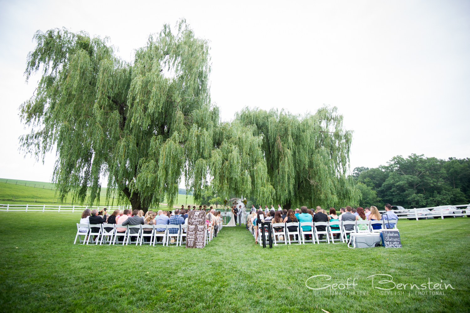 An Elegant Outdoor Wedding at the Pond View Farms by Geoff Bernstein Photography || www.gbmemories.com