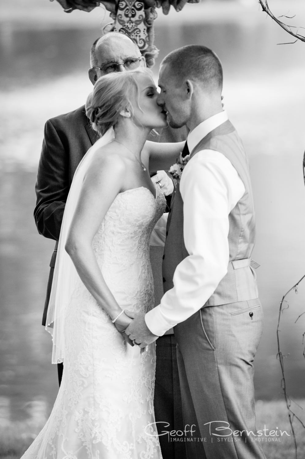 An Elegant Outdoor Wedding at the Pond View Farms by Geoff Bernstein Photography || www.gbmemories.com