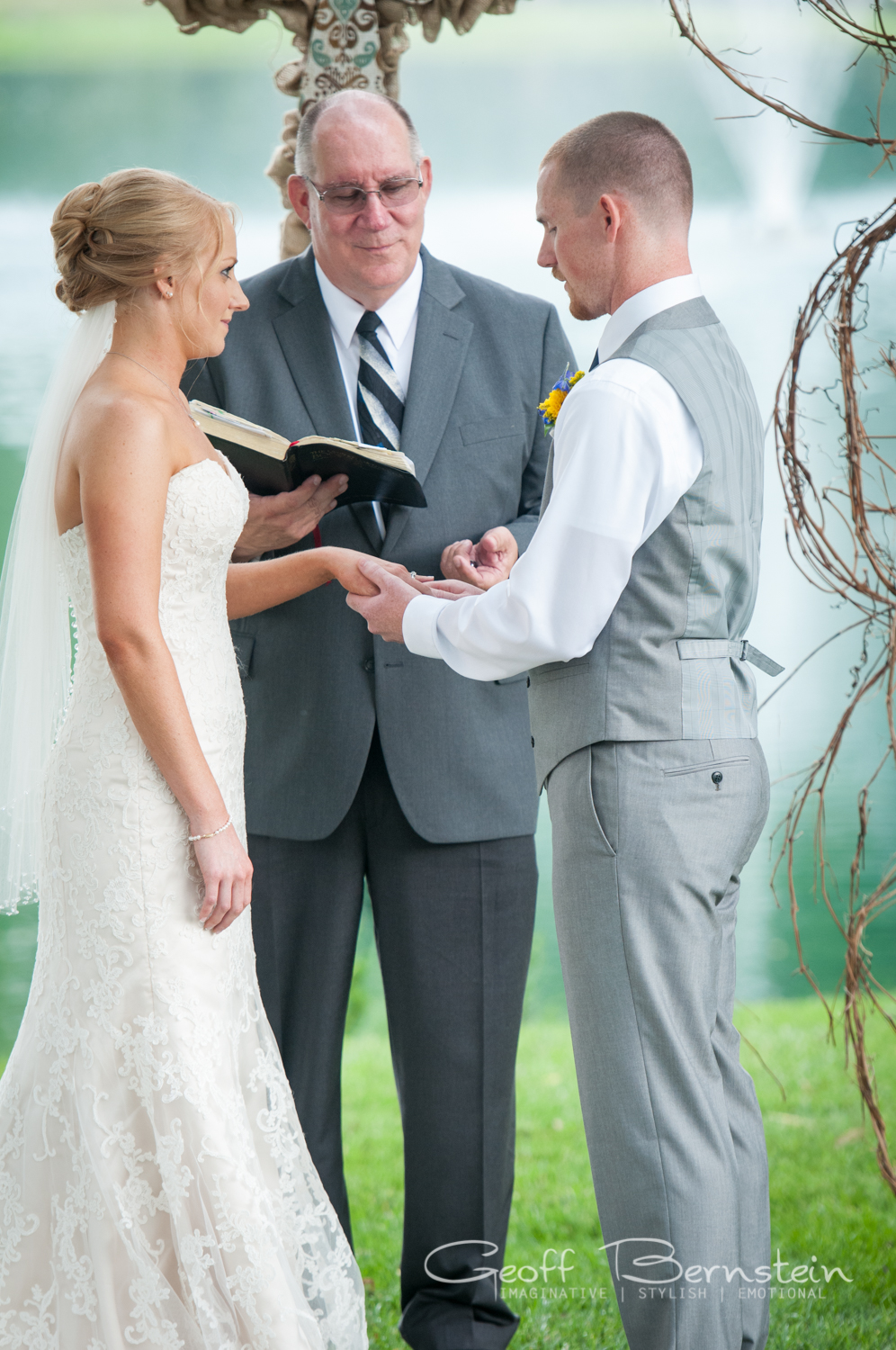 An Elegant Outdoor Wedding at the Pond View Farms by Geoff Bernstein Photography || www.gbmemories.com