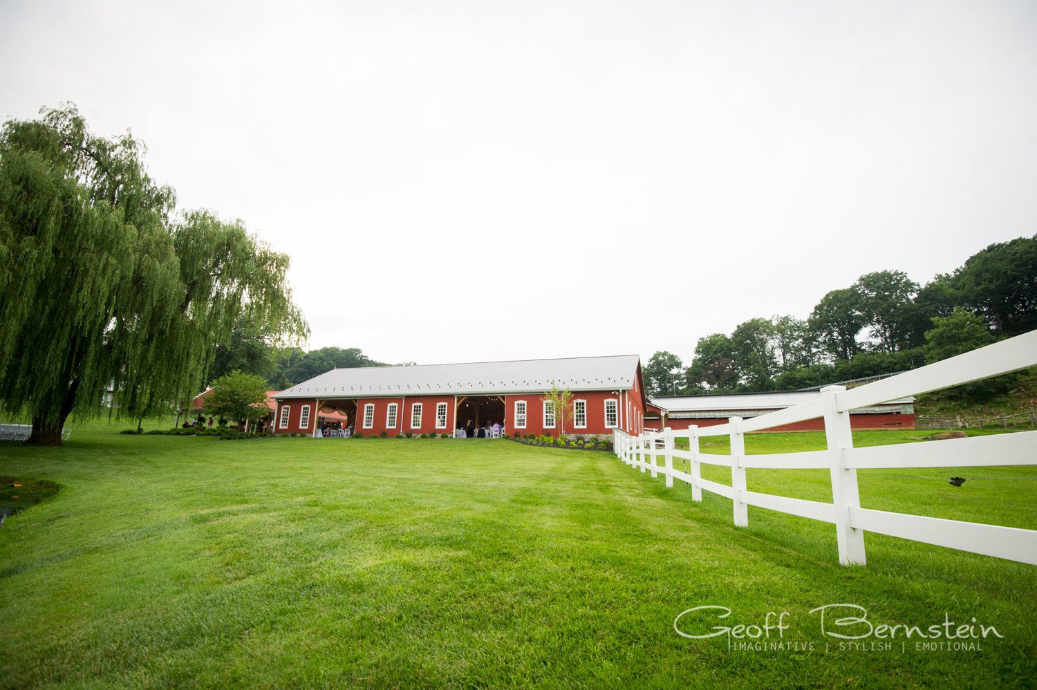 An Elegant Outdoor Wedding at the Pond View Farms by Geoff Bernstein Photography || www.gbmemories.com