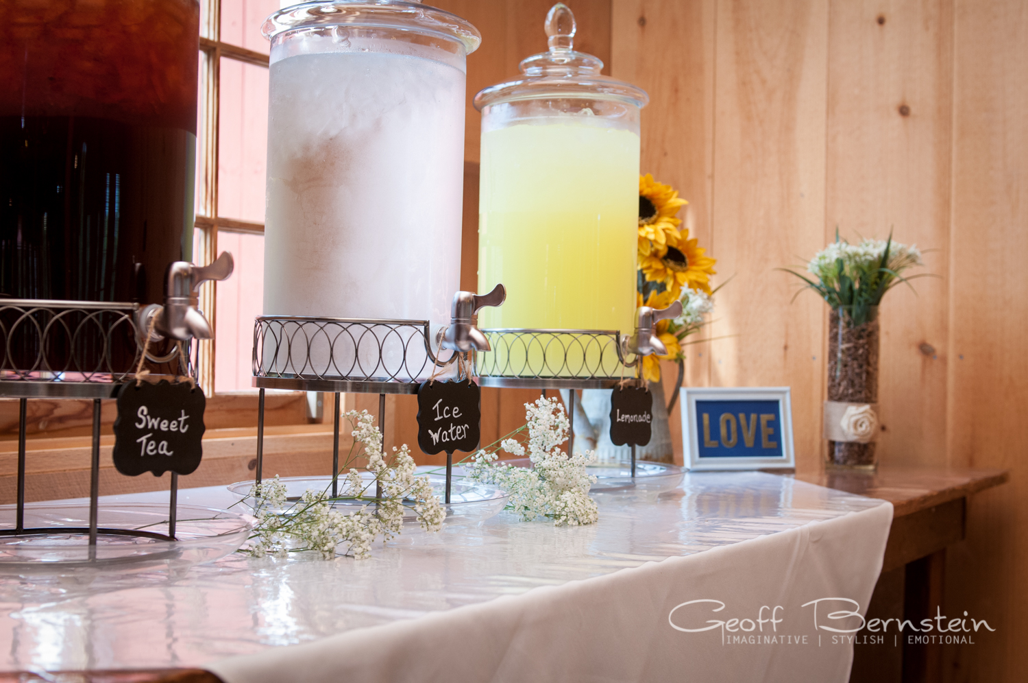 An Elegant Outdoor Wedding at the Pond View Farms by Geoff Bernstein Photography || www.gbmemories.com