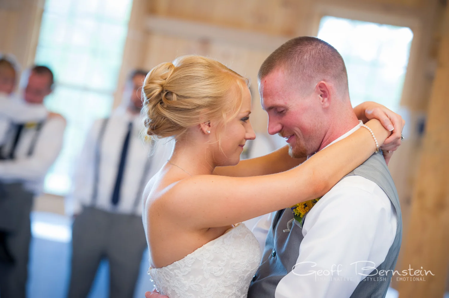 An Elegant Outdoor Wedding at the Pond View Farms by Geoff Bernstein Photography || www.gbmemories.com