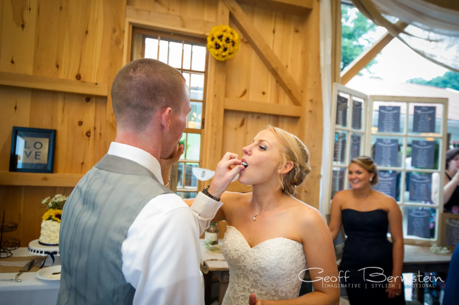 An Elegant Outdoor Wedding at the Pond View Farms by Geoff Bernstein Photography || www.gbmemories.com