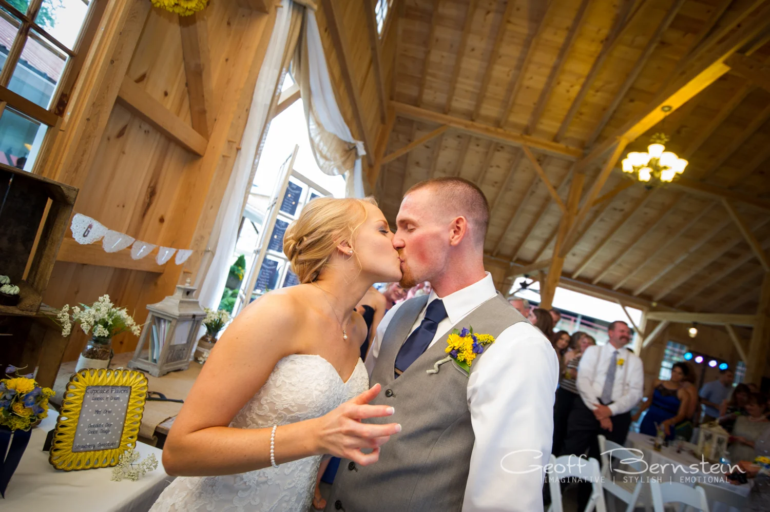 An Elegant Outdoor Wedding at the Pond View Farms by Geoff Bernstein Photography || www.gbmemories.com