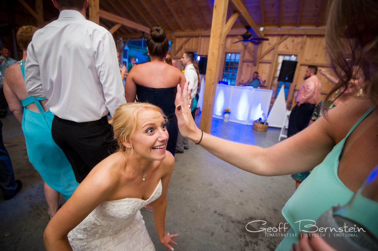 An Elegant Outdoor Wedding at the Pond View Farms by Geoff Bernstein Photography || www.gbmemories.com