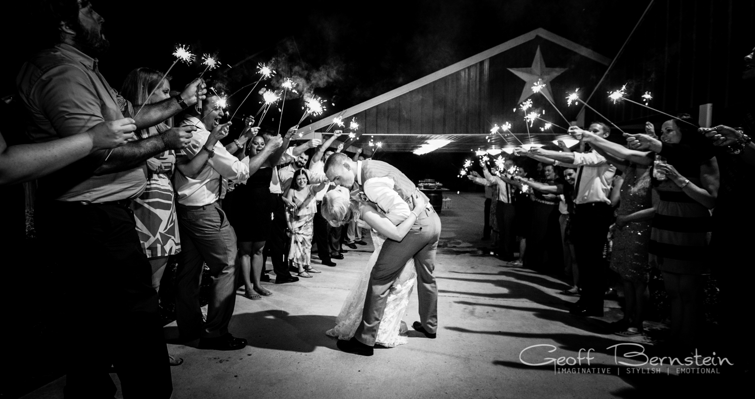 An Elegant Outdoor Wedding at the Pond View Farms by Geoff Bernstein Photography || www.gbmemories.com
